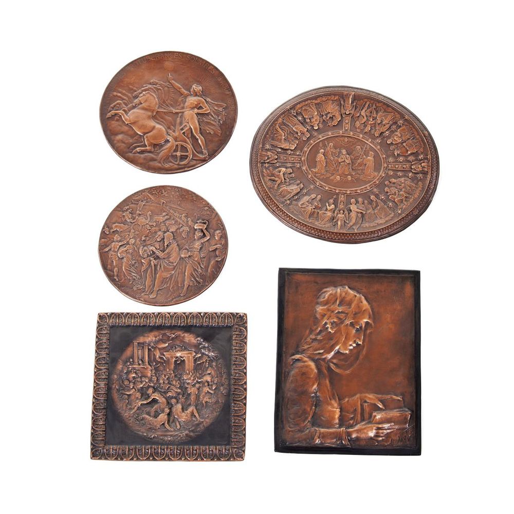 Conjunto de cinco baixos-relevos de figuras religiosas e m