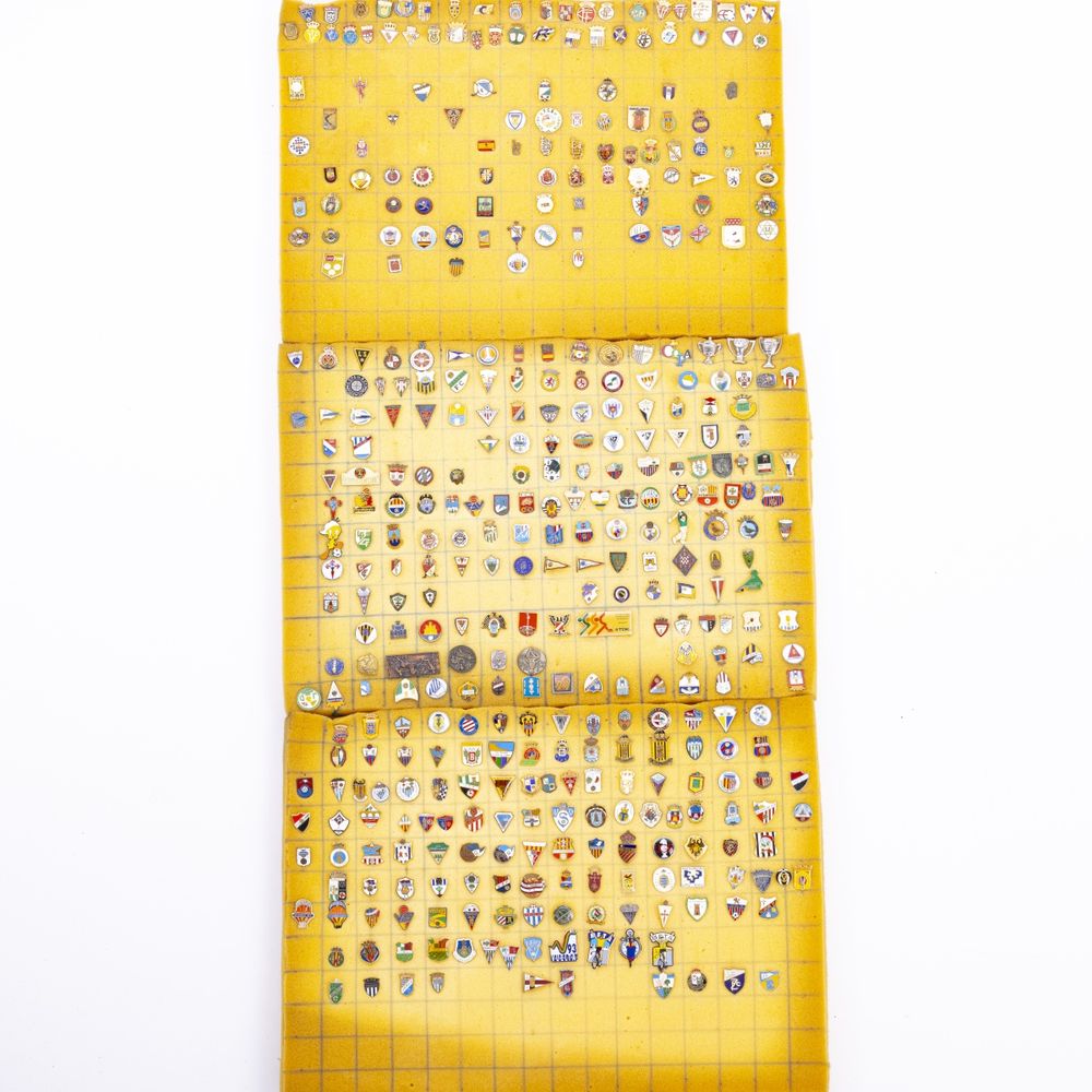 Colecionismo desportivo - Colecção de pins emblemas e crachás - 390