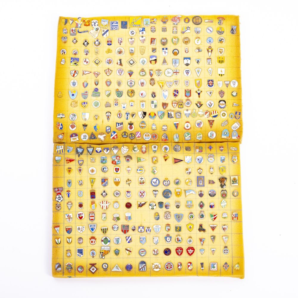 Colecionismo desportivo - Colecção de pins emblemas e crachás - 390
