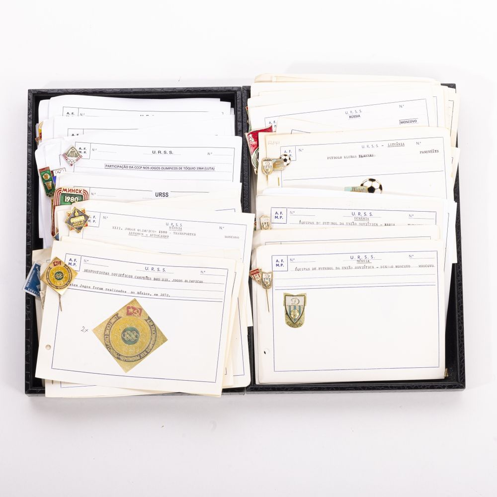 Colecionismo desportivo - Colecção de pins emblemas e crachás - 300