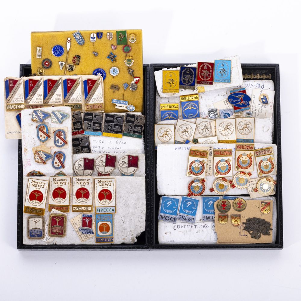 Colecionismo desportivo - Colecção de pins emblemas e crachás - 350