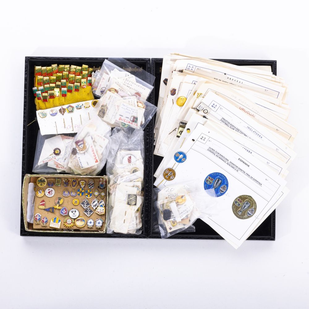Colecionismo desportivo - Colecção de pins emblemas e crachás - 450