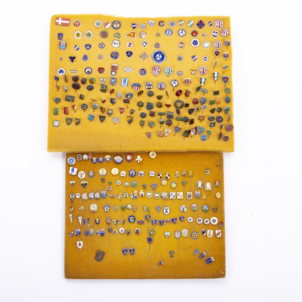 Colecionismo desportivo - Colecção de pins emblemas e crachás - 280