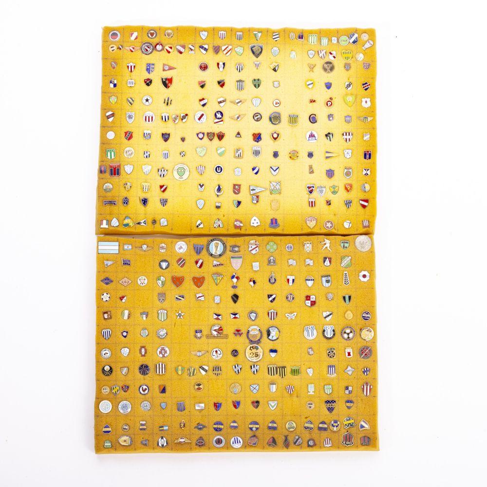 Colecionismo desportivo - Colecção de pins emblemas e crachás - 460