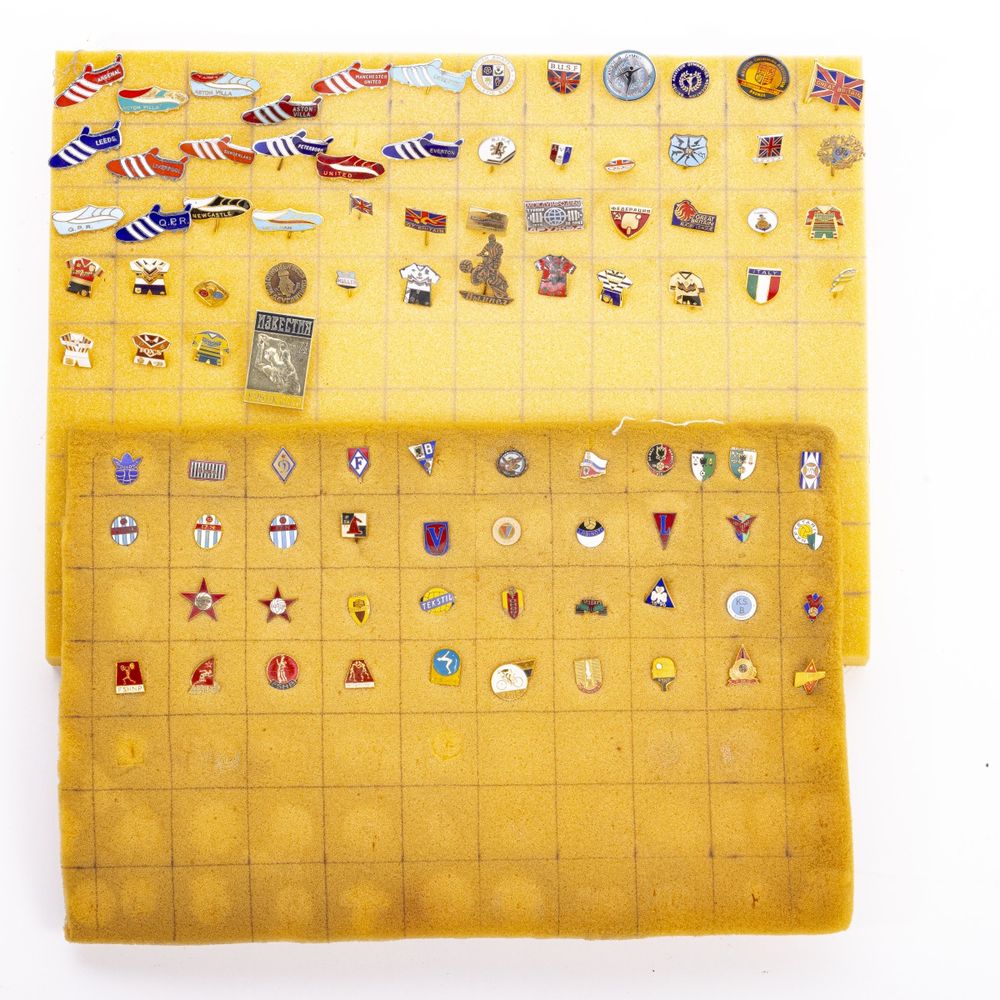 Colecionismo desportivo - Colecção de pins emblemas e crachás - 90