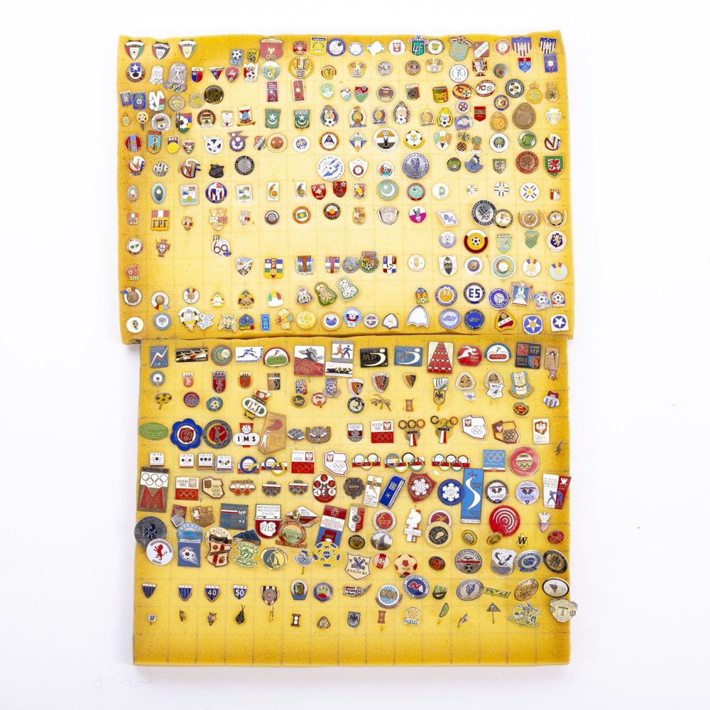 Colecionismo desportivo - Colecção de pins emblemas e crachás - 375