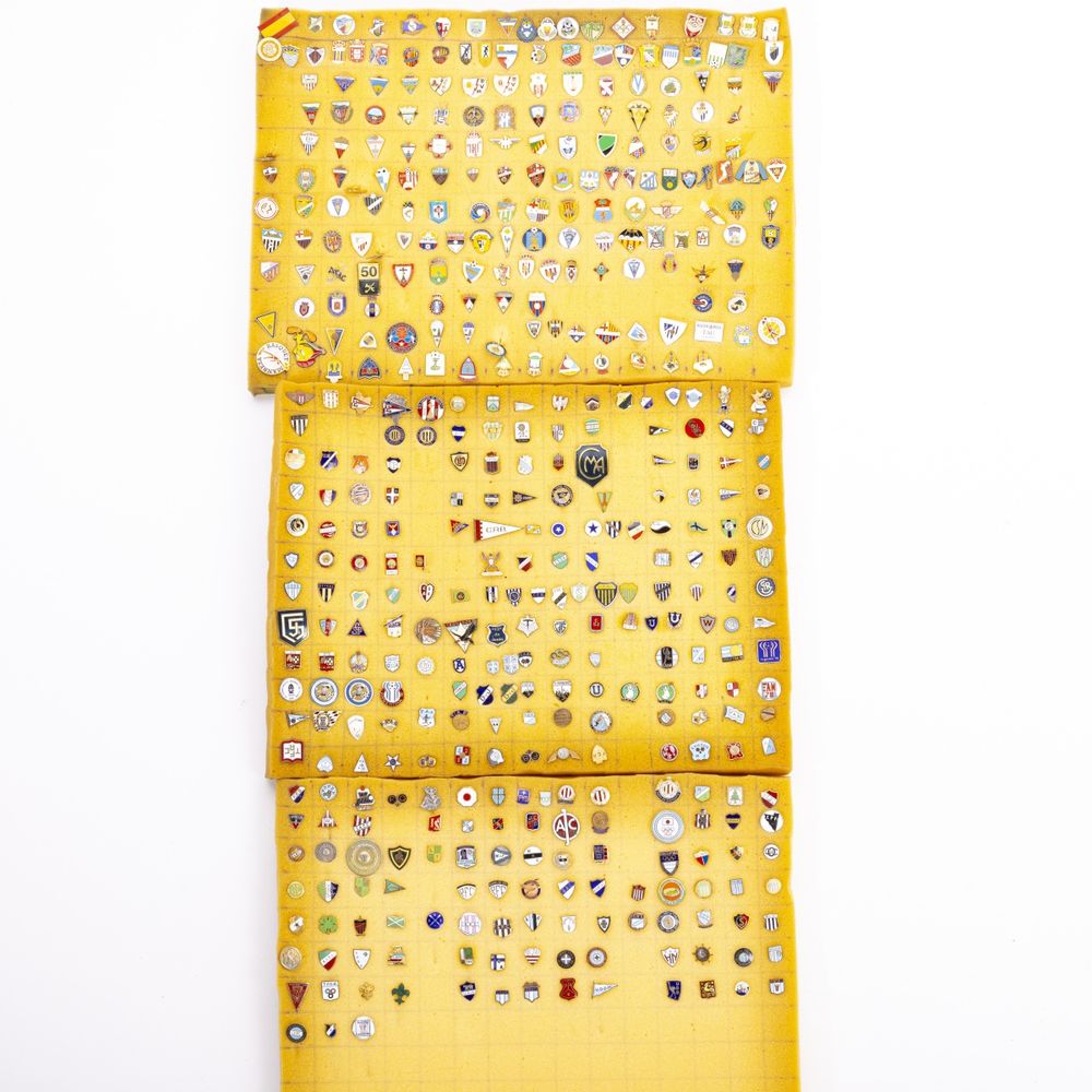 Colecionismo desportivo - Colecção de pins emblemas e crachás - 480