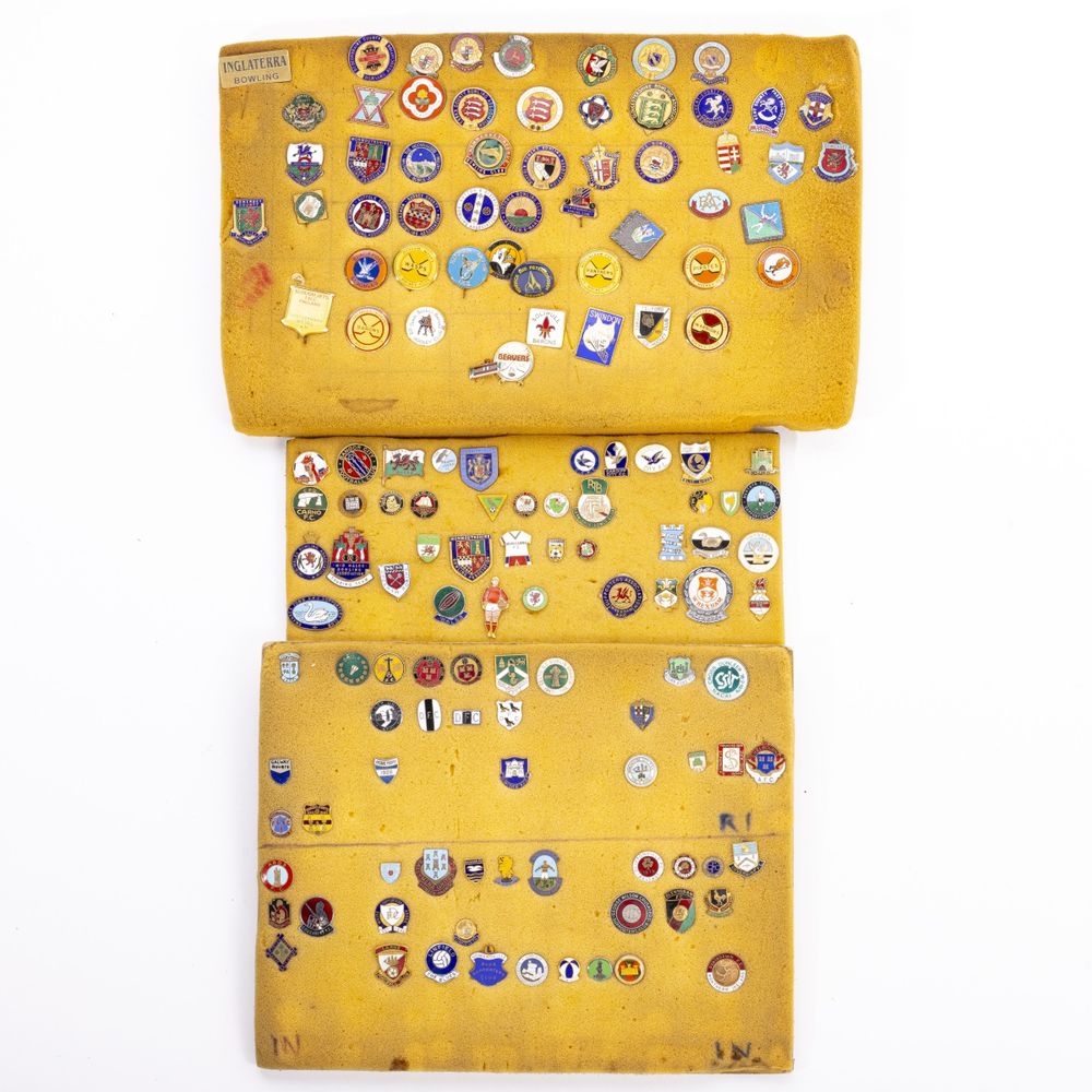 Colecionismo desportivo - Colecção de pins emblemas e crachás - 140