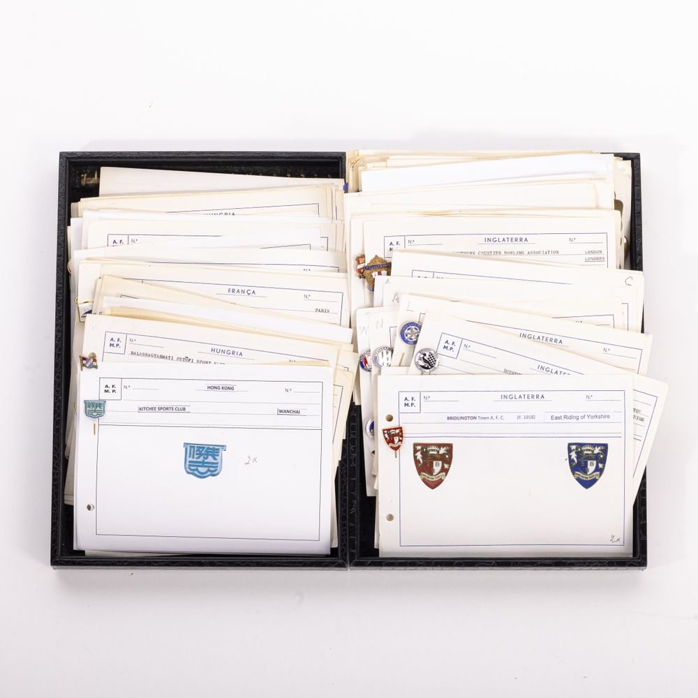 Colecionismo desportivo - Colecção de pins emblemas e crachás - 300