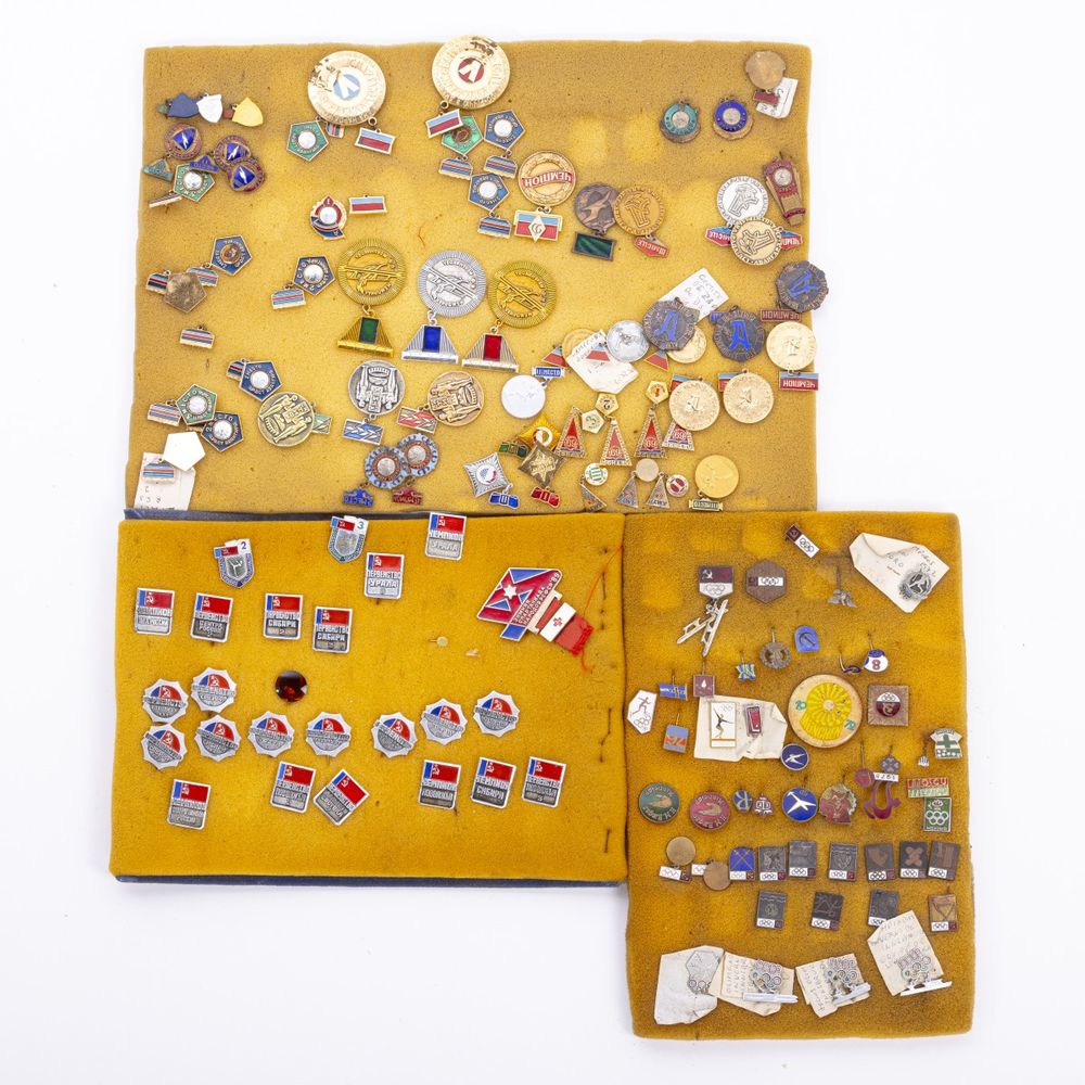 Colecionismo desportivo - Colecção de pins emblemas e crachás - 125