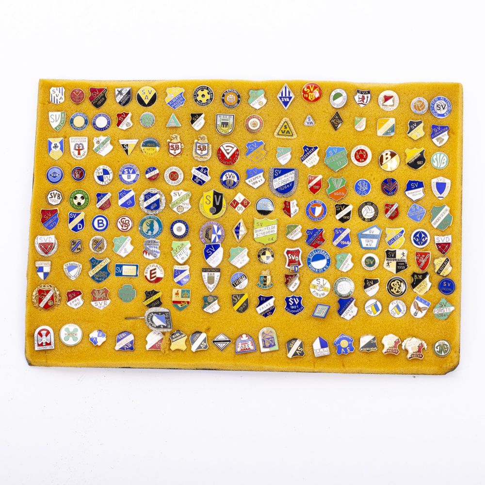Colecionismo desportivo - Colecção de pins emblemas e crachás - 150