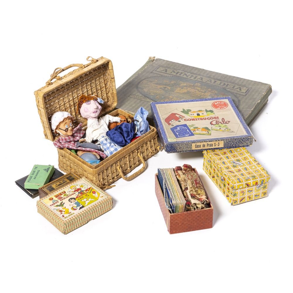 Brinquedos antigos - Conjuntos de jogos; puzzles e marionetas