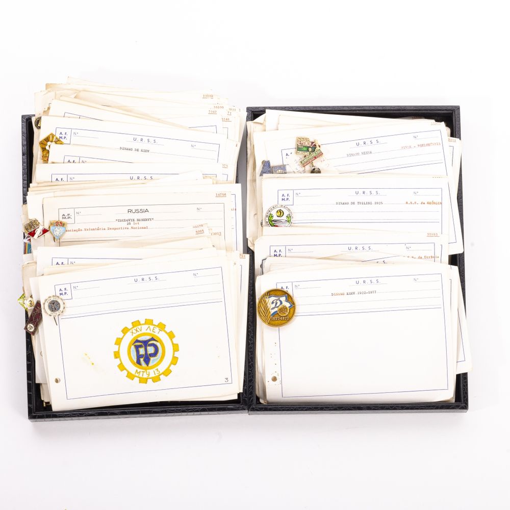Colecionismo desportivo - Colecção de pins emblemas e crachás - 375