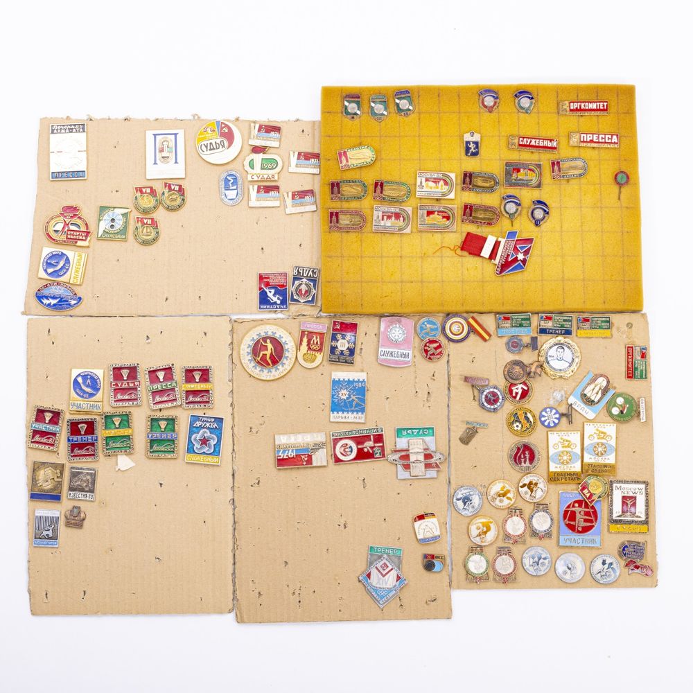 Colecionismo desportivo - Colecção de pins emblemas e crachás - 100