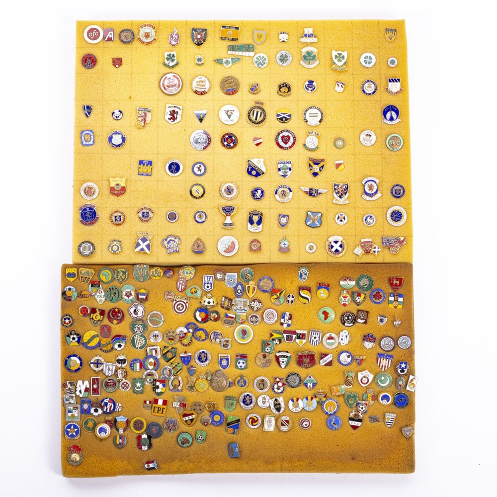 Colecionismo desportivo - Colecção de pins emblemas e crachás - 300