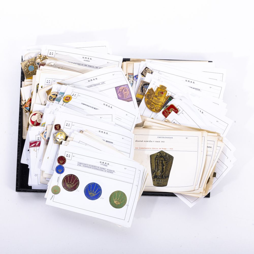Colecionismo desportivo - Colecção de pins emblemas e crachás - 190