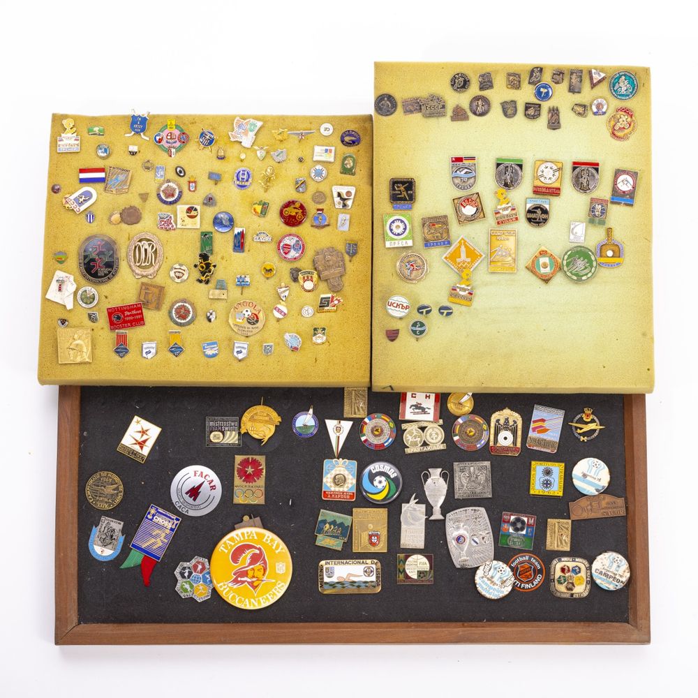 Colecionismo desportivo - Colecção de pins emblemas e crachás - 140