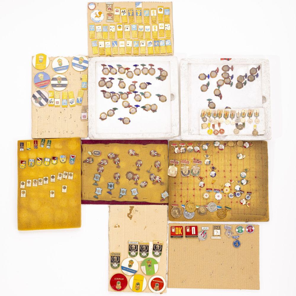 Colecionismo desportivo - Colecção de pins emblemas e crachás - 90