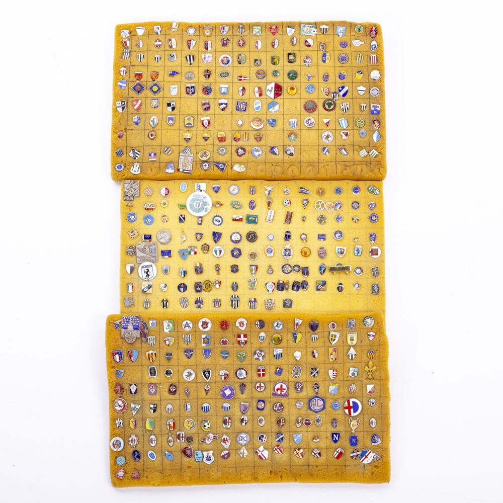Colecionismo desportivo - Colecção de pins emblemas e crachás - 350