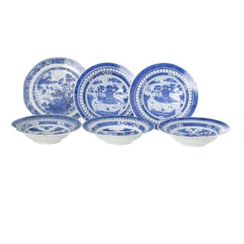 Porcelana oriental - Conjunto de cinco pratos sopeiros e prato raso -