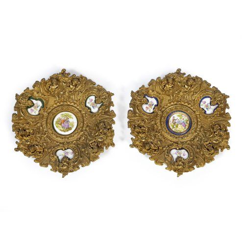 Par de pratos de parede; em bronze dourado