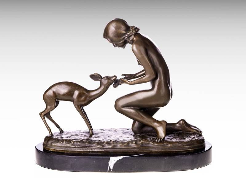 Escultura de bronze - Mulher a alimentar filhote de cervo