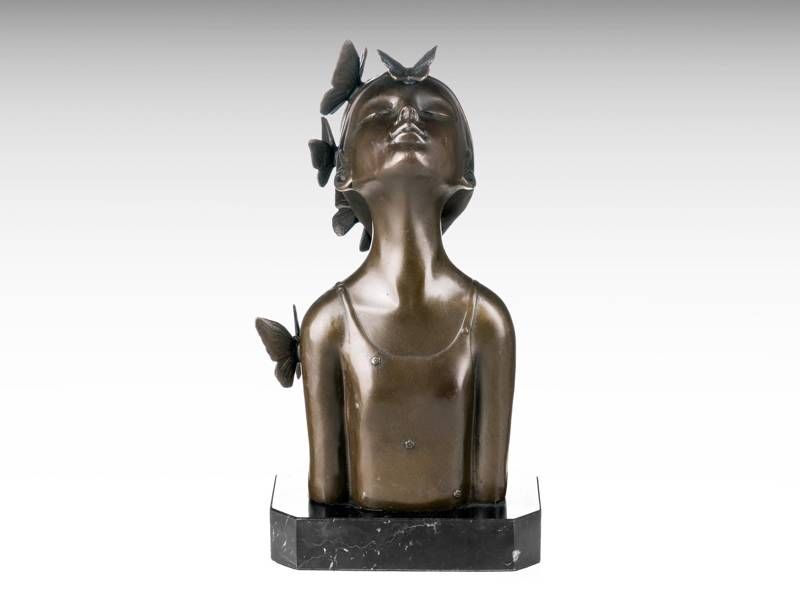 Escultura de bronze - Menina sonhando com borboletas; símbolo da liber