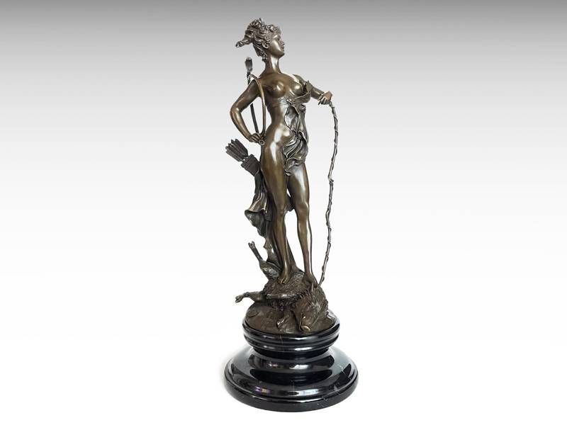 Escultura de bronze - Diana; a deusa da caça / Ártemis