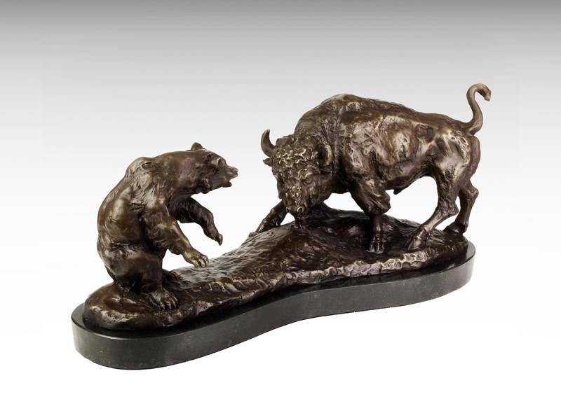 Escultura de bronze Urso lutando contra um bisão