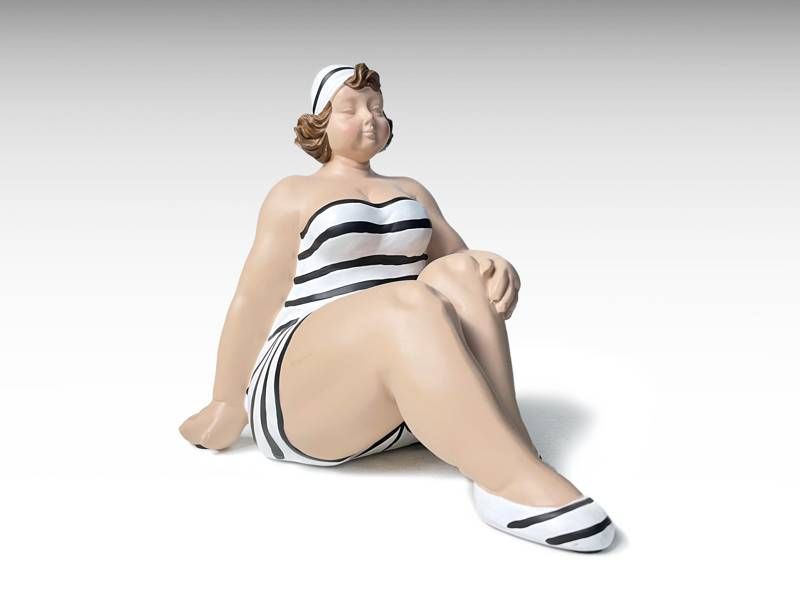 Escultura de menina gordinha; estilo vintage; em resina pintada à mão