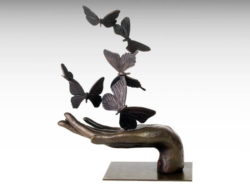 Escultura de bronze - Mão a libertar borboletas 2