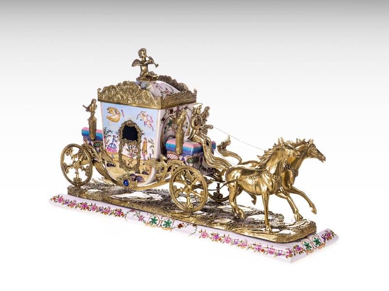 Escultura de carruagem puxada por cavalo; em porcelana e bronze; estil