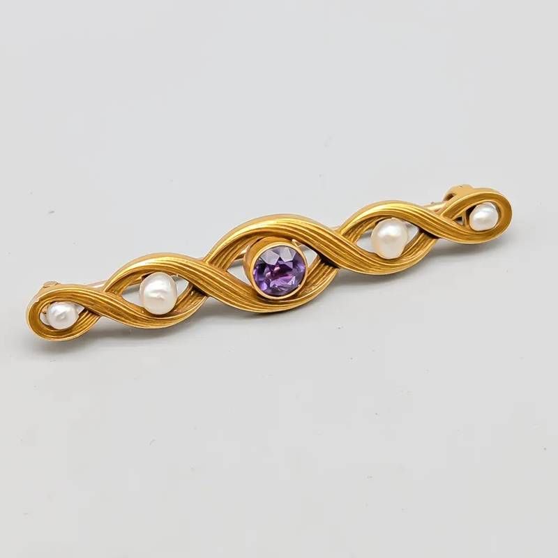 Broche em ouro 14 quilates com pérolas e pedra roxa; 3.88 gramas; 42mm